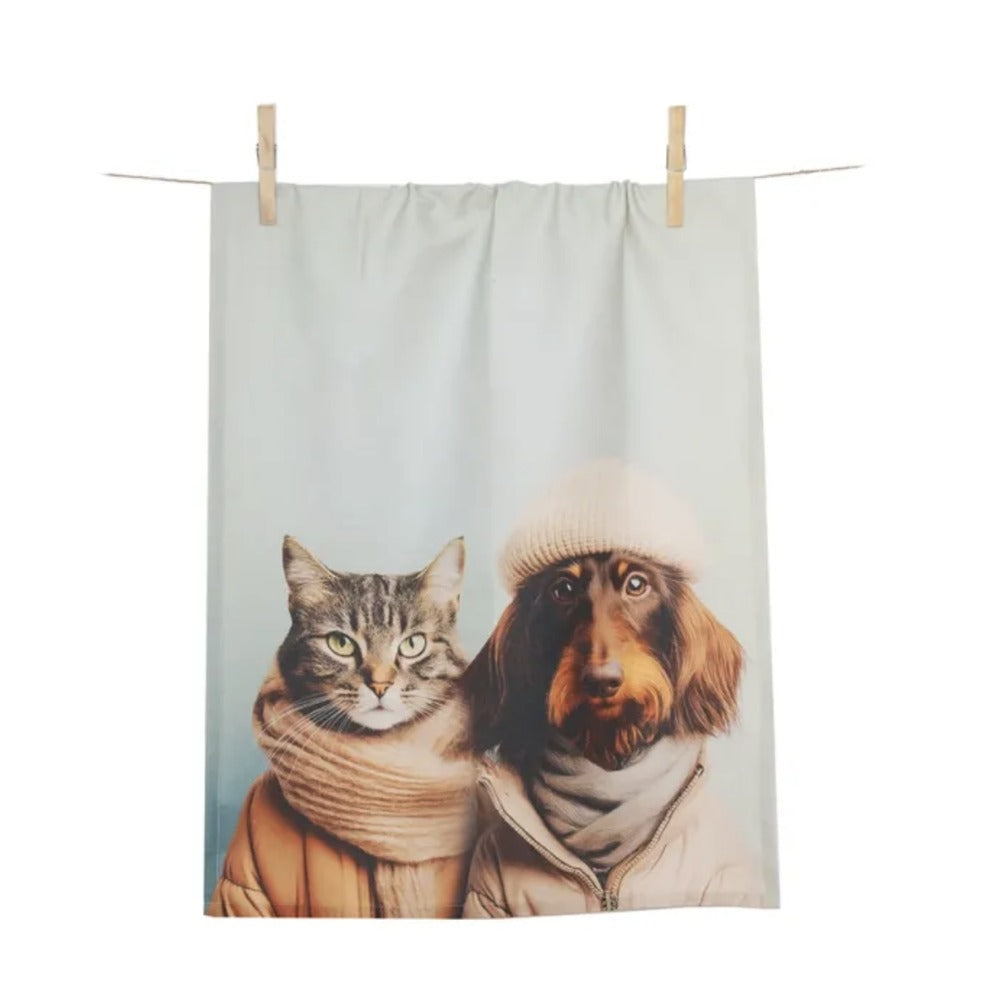 Geschirrtuch Winterfreunde: Katze und Dackel mit Schal, Winterjacke und Haube
