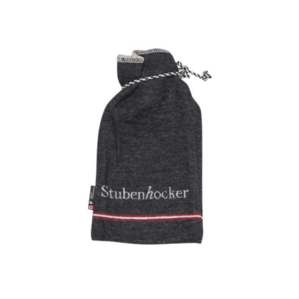 Wärmflasche Stubenhocker: anthrazitfarbene Wärmflaschenhülle mit rot-weißem Streifen