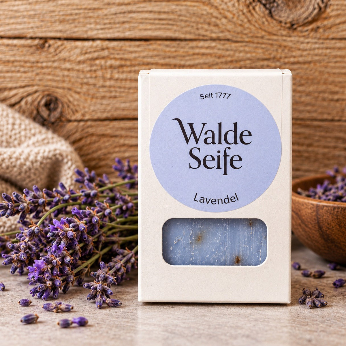Walde Lavendelseife in der Verpackung vor frischem Lavendel und Holz