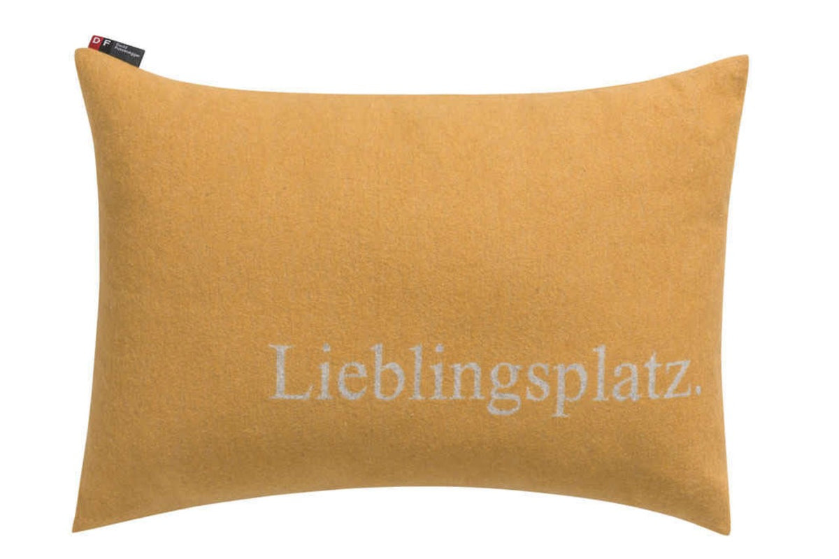 Kissen Lieblingsplatz: senfgelbes Kissen mit grauem Schriftzug