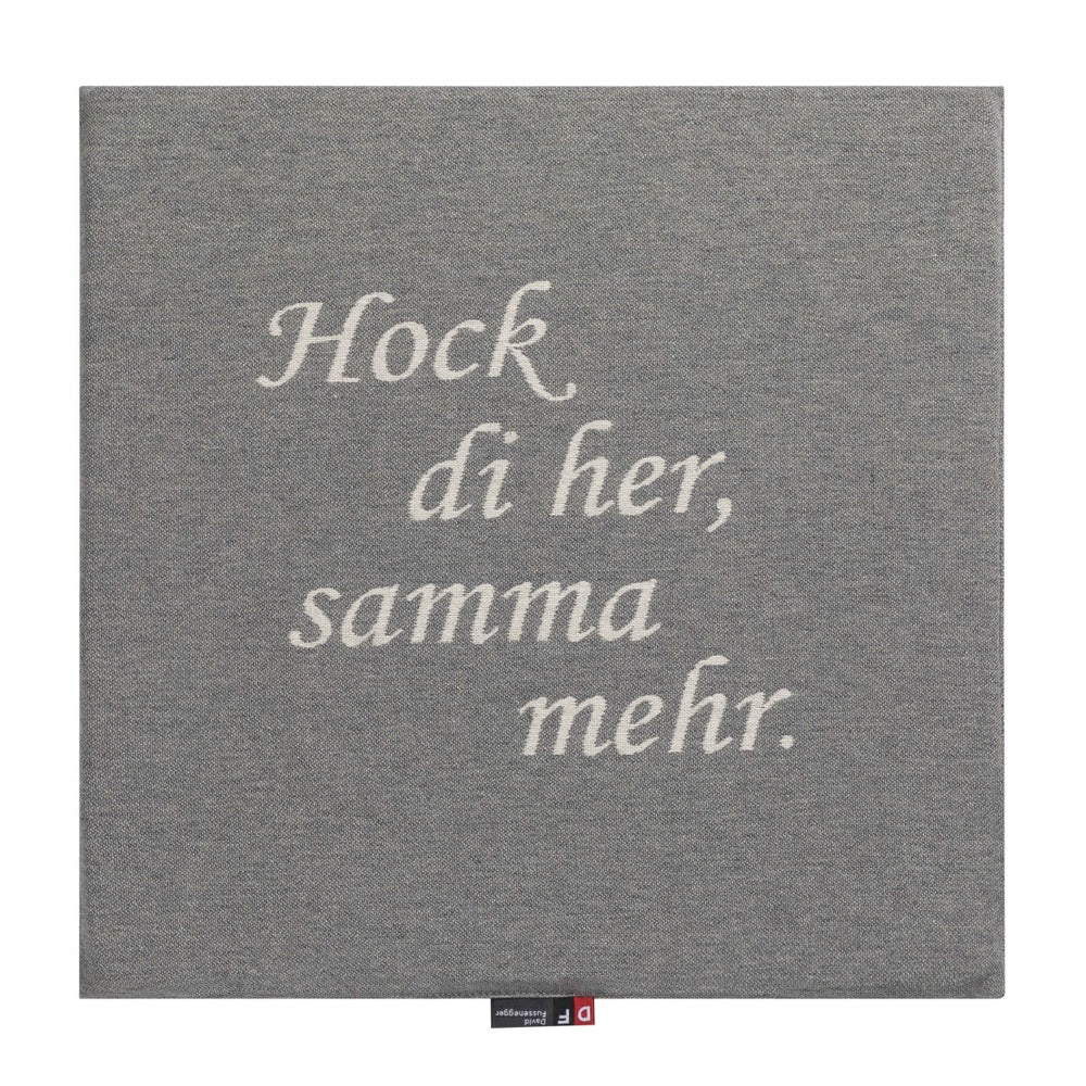 Sitzkissen Hock di her, samma mehr: graues Sitzkissen mit cremefarbenem Schriftzug