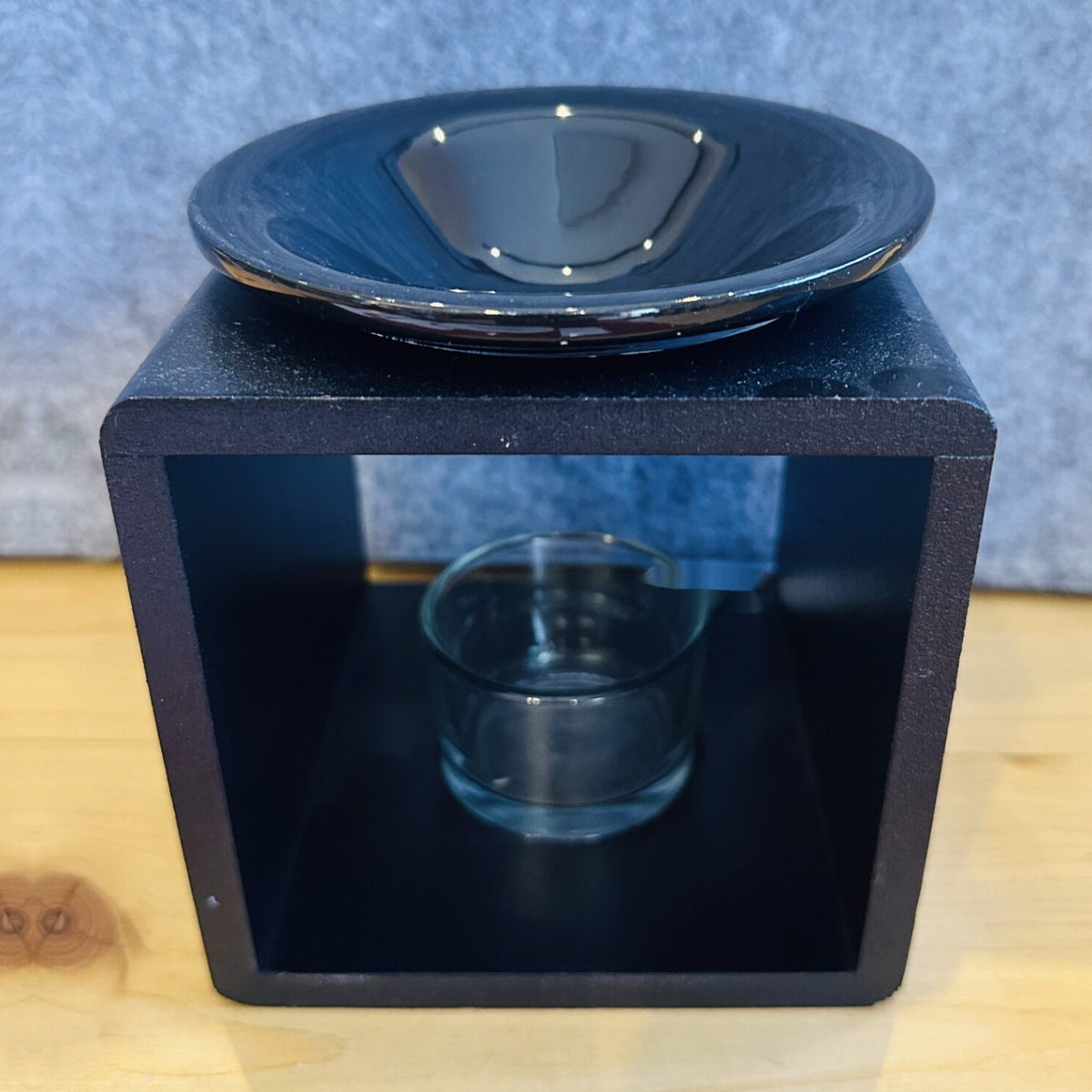 Stövchen Schwarz auf Holz