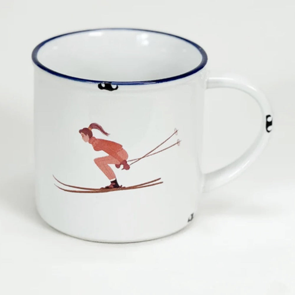 Tasse Abfahrerin: weiße Emaille-Tasse mit Skifahrerin mit Pferdeschwanz in der Abfahrtshocke