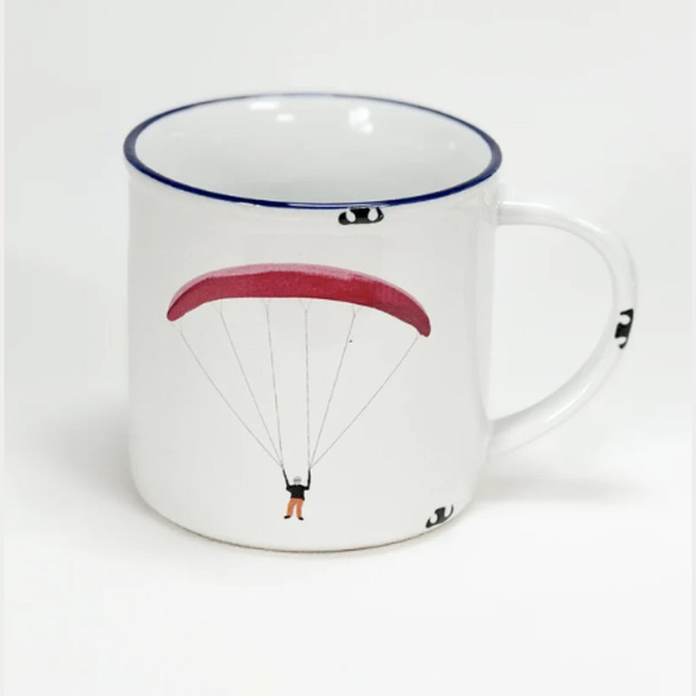 Tasse Gleitschirm: weiße Emaille-Tasse mit Gleitschirm mit roter Kappe