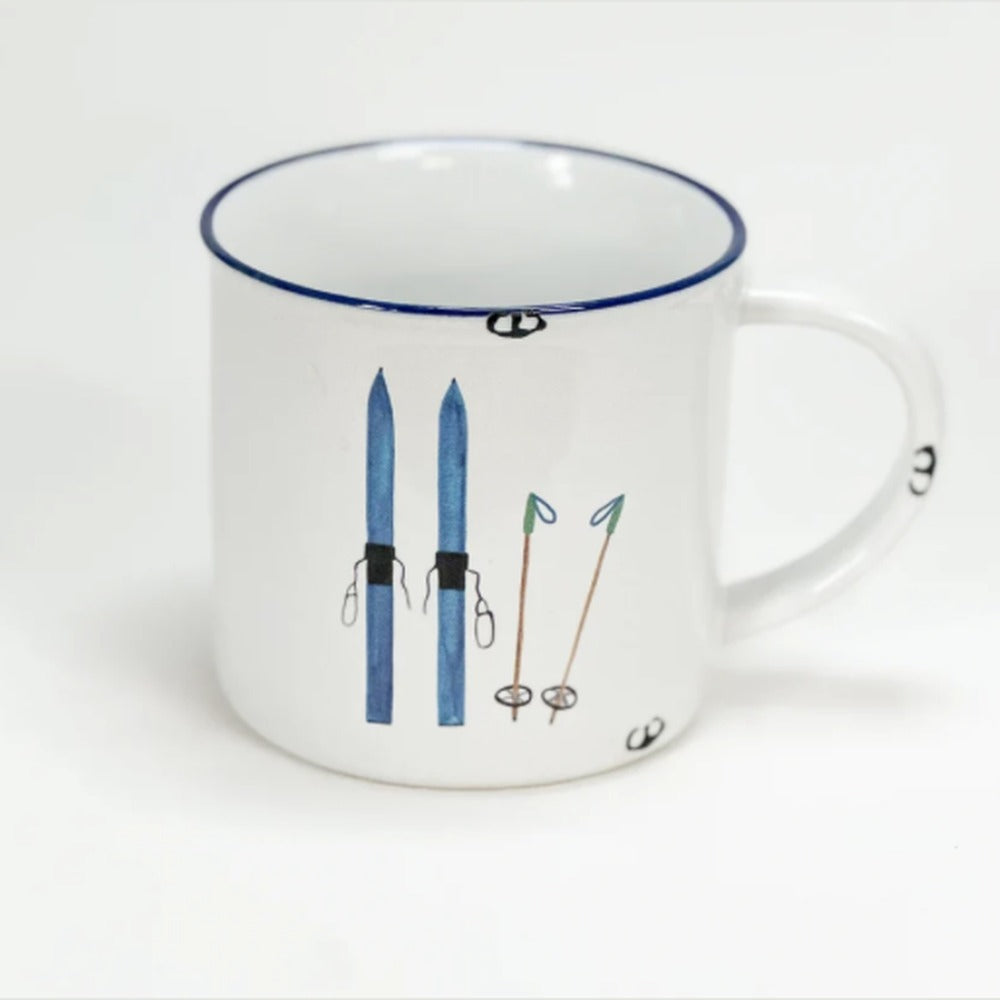 Tasse Skier blau: weiße Emaille-Tasse mit blauen Skiern und Skistöcken