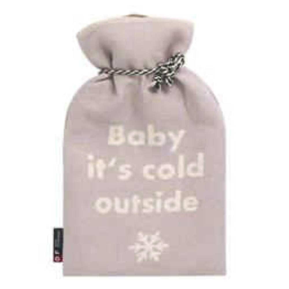 Wärmflasche Baby it’s cold outside: rosé Wärmflaschenhülle mit cremeweißem Schriftzug und Schneeflocke