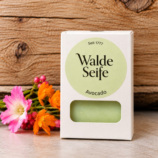 Walde Avocadoseife in der Verpackung vor bunten Blüten und Holz