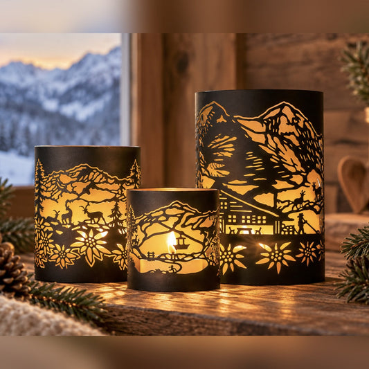 Alpines Windlicht 3er Set mit Teelichtern am Fenster vor winterlicher Bergkulisse