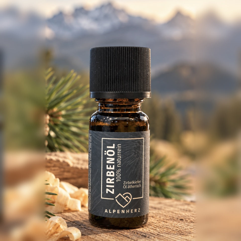 Zirbenöl aus Tirol 10ml, Alpenherz, vor Bergkulisse