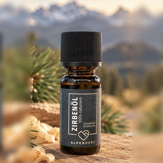 Zirbenöl aus Tirol 10ml, Alpenherz, vor Bergkulisse